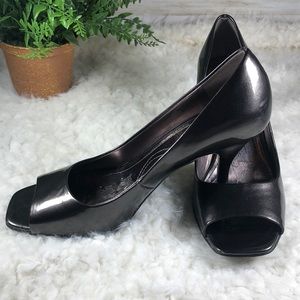 Tahari Pewter Gray Heels